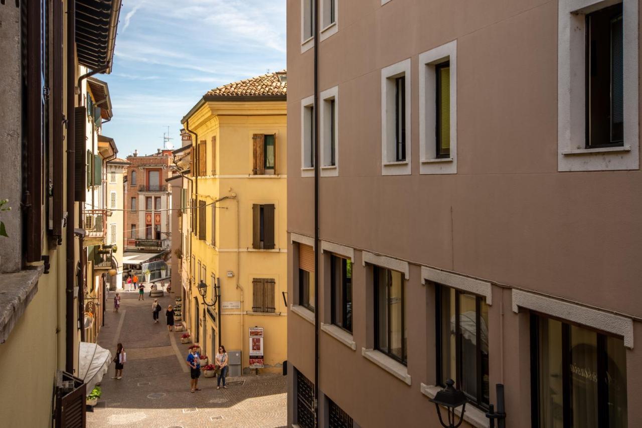 Steps From The Lake - Charme In The Inner City Desenzano del Garda Esterno foto