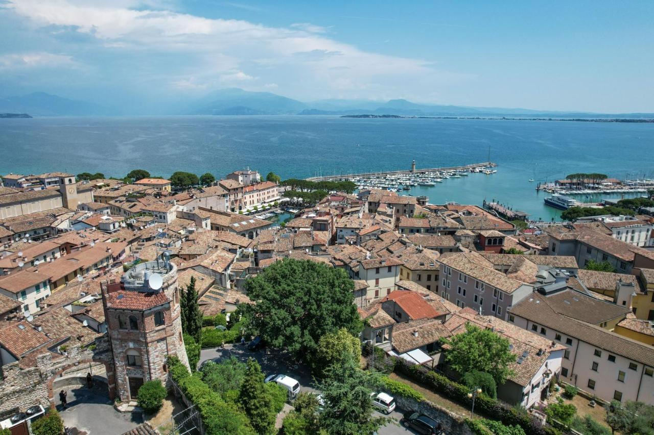 Steps From The Lake - Charme In The Inner City Desenzano del Garda Esterno foto