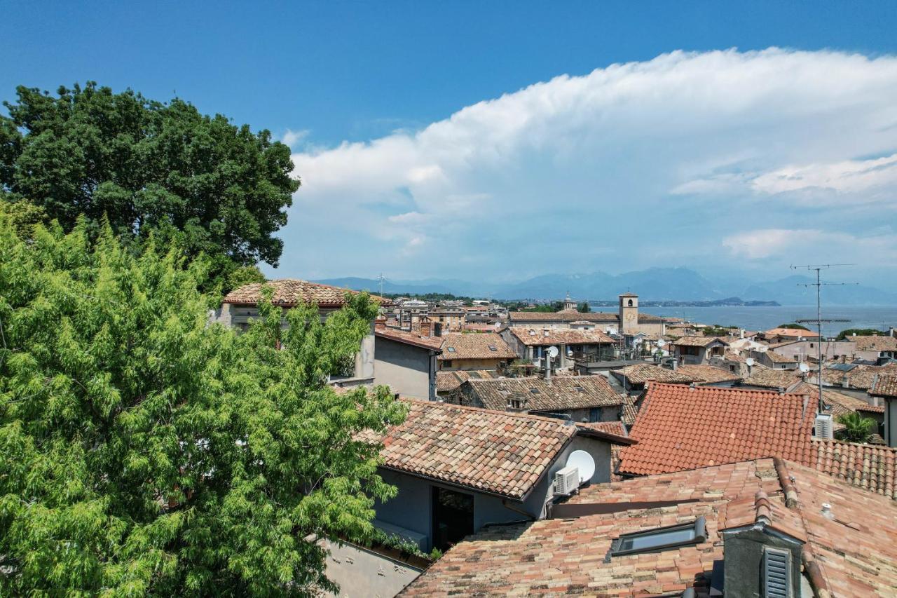Steps From The Lake - Charme In The Inner City Desenzano del Garda Esterno foto