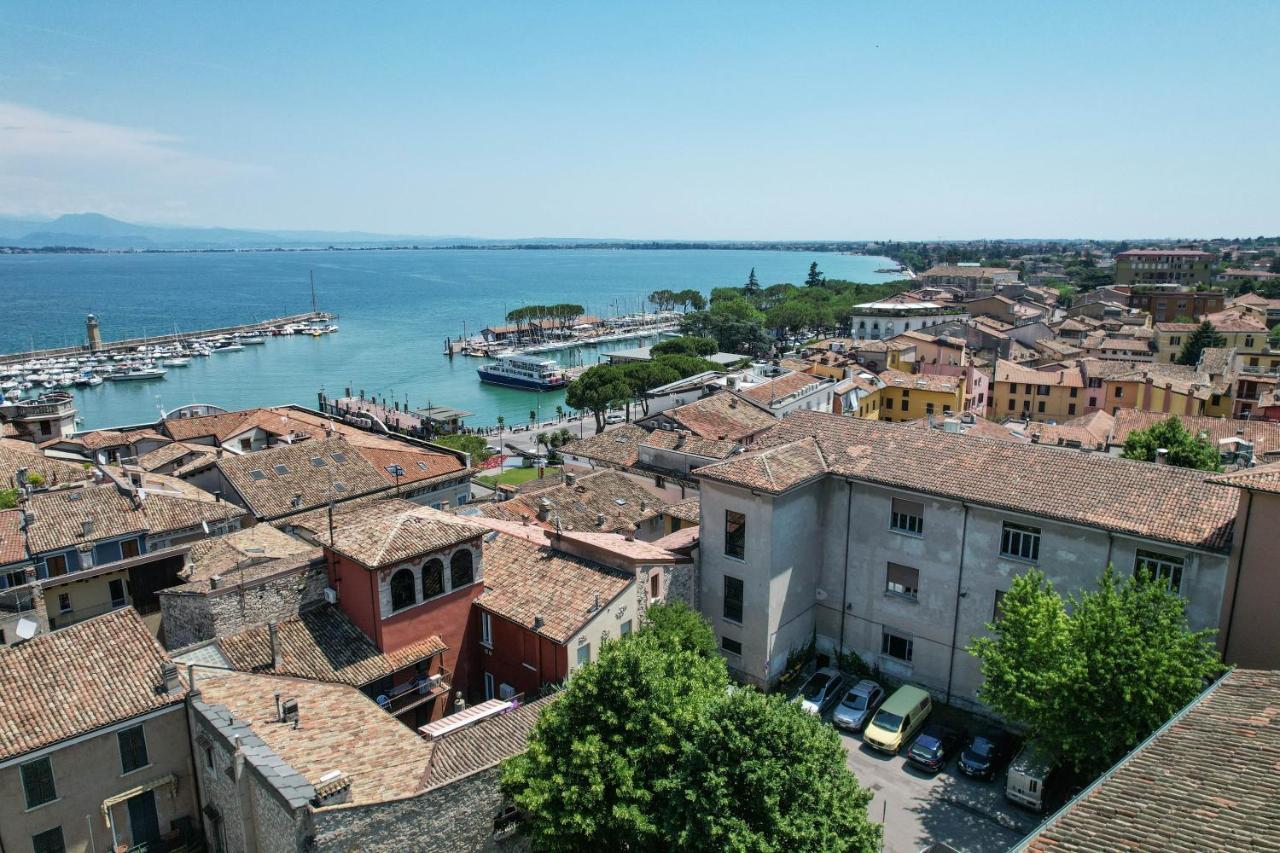 Steps From The Lake - Charme In The Inner City Desenzano del Garda Esterno foto