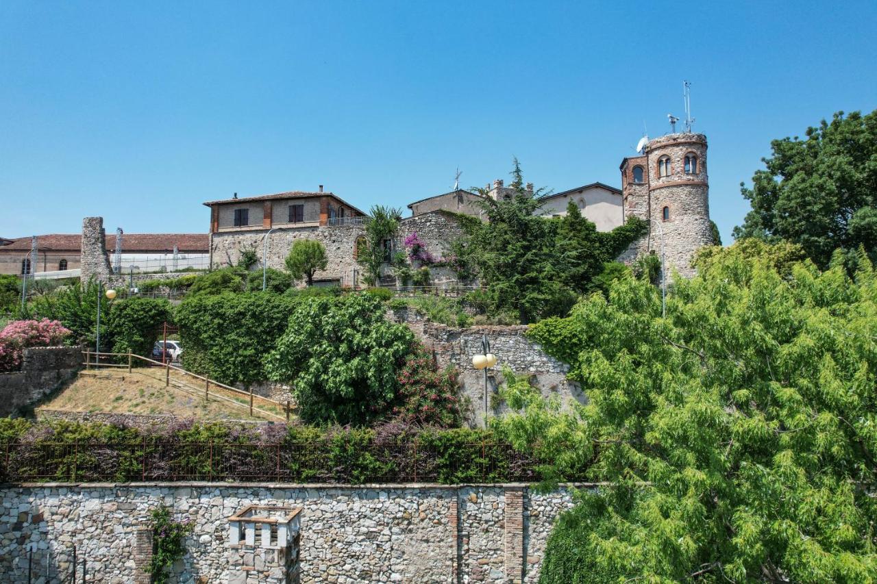 Steps From The Lake - Charme In The Inner City Desenzano del Garda Esterno foto