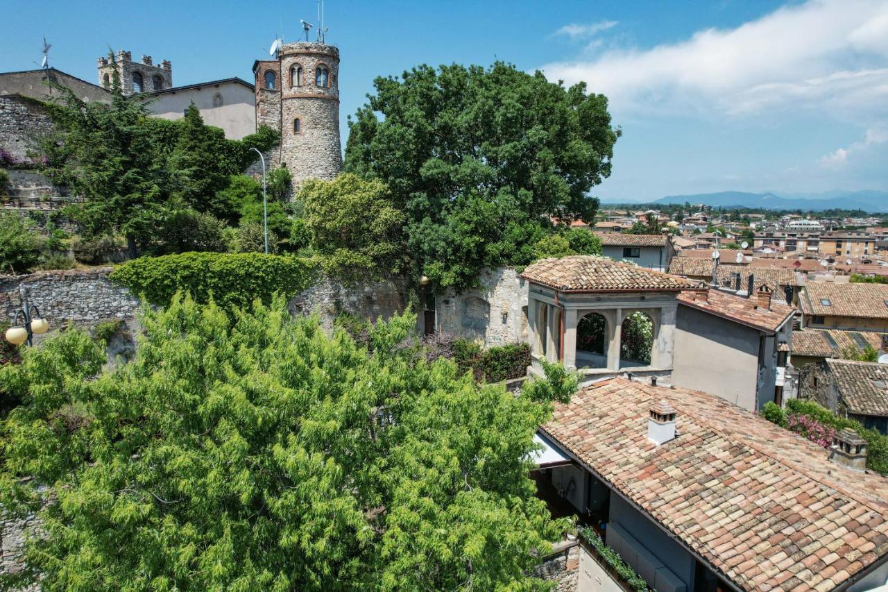 Steps From The Lake - Charme In The Inner City Desenzano del Garda Esterno foto